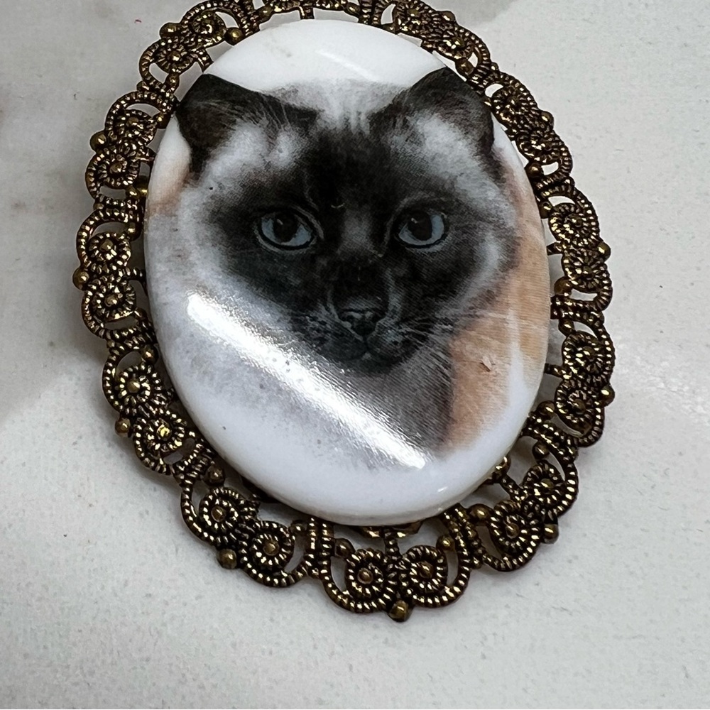 Vintage Siamese Cat Cameo Western Germany Brooch Gold Tone‎ Cat Pin Swiftie - Picture 2 of 10